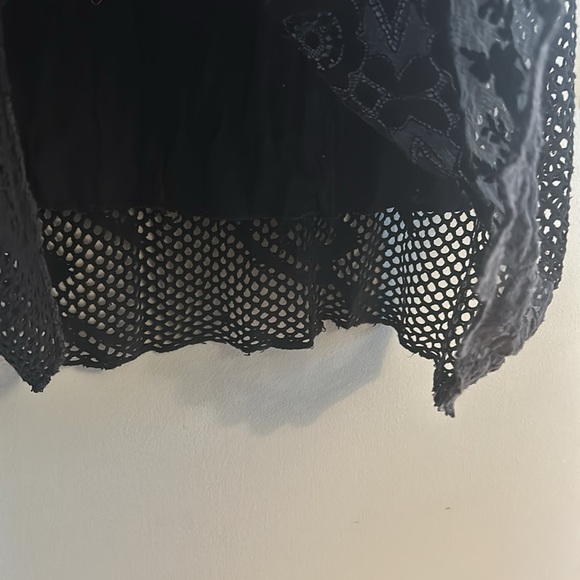 Black Lacey-Mesh Crochet Short Sleeve Top ๐ค - Picture 4 of 6